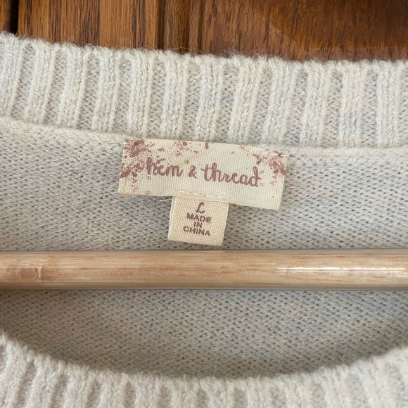 Hem and thread asymmetrical sweater - Picture 3 of 5